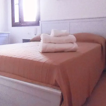 E Lu Bagnu מלון *